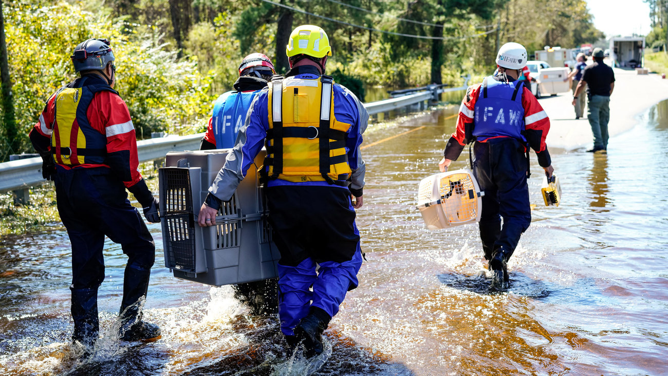 reddingswerkers tijdens orkanen