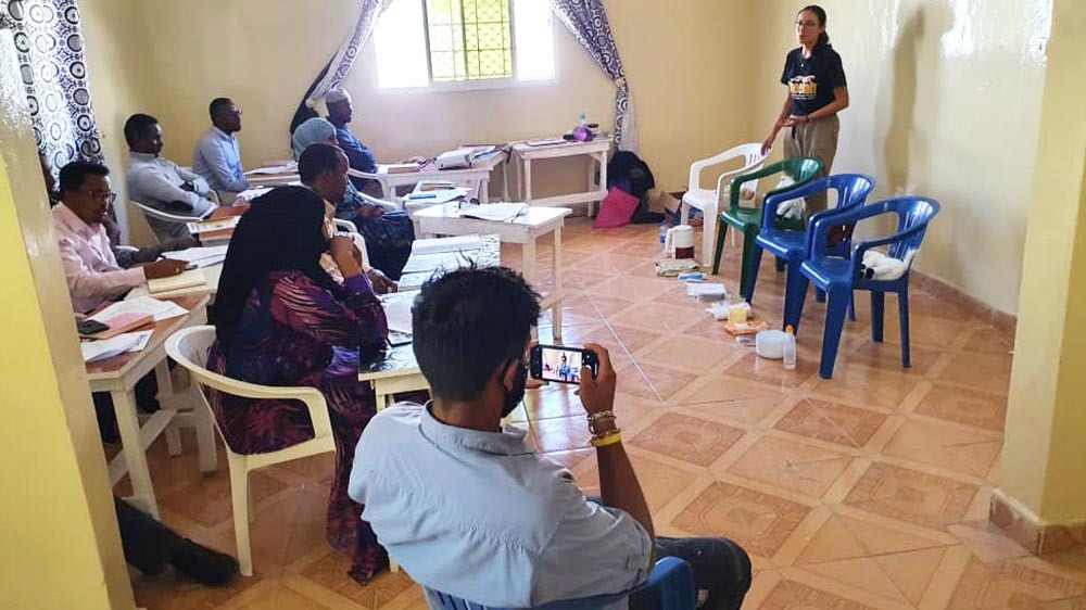 Dr Karina Flores Pineda teaches veterinarians in a classroom