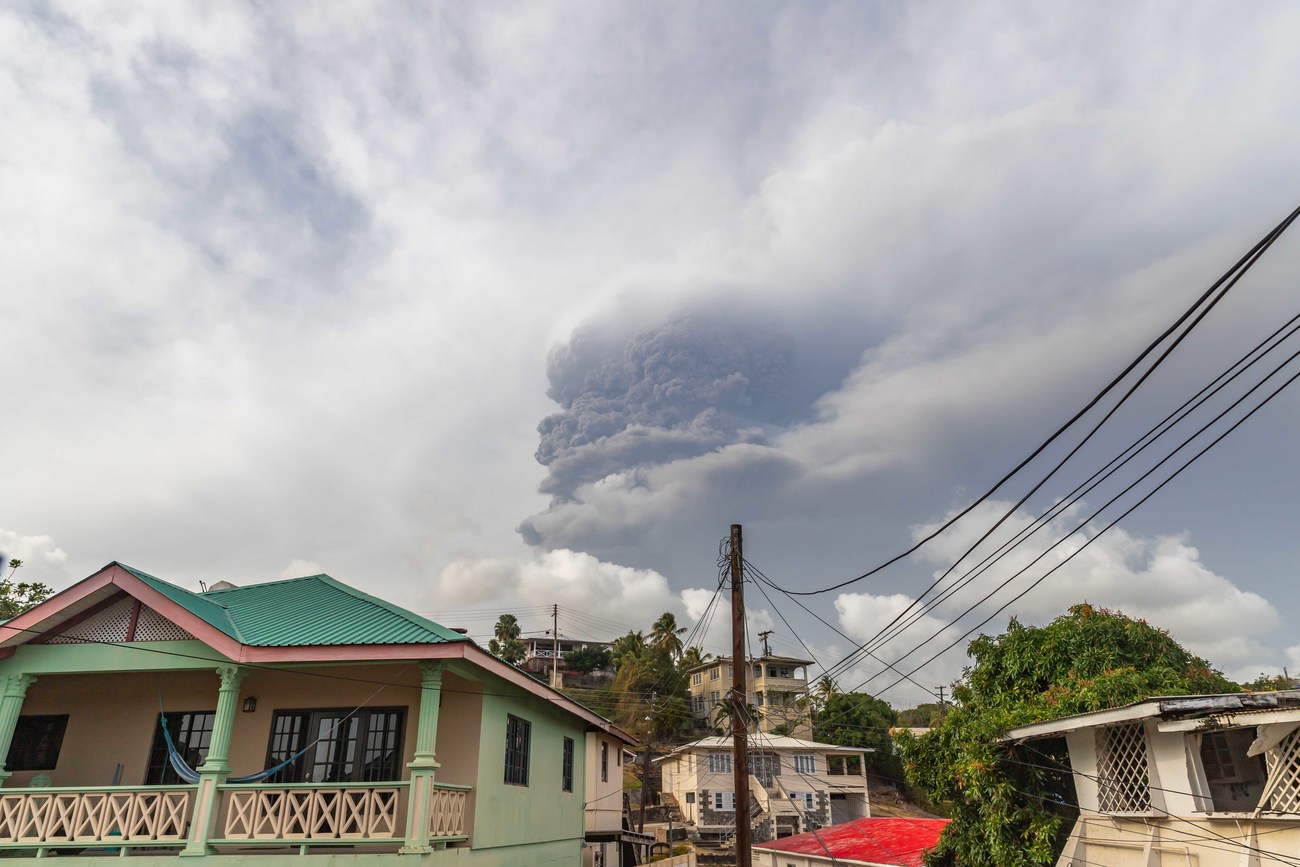 Aschewolken über der karibischen Vulkaninsel Saint Vincent nach dem Ausbruch des Vulkans Soufrière.