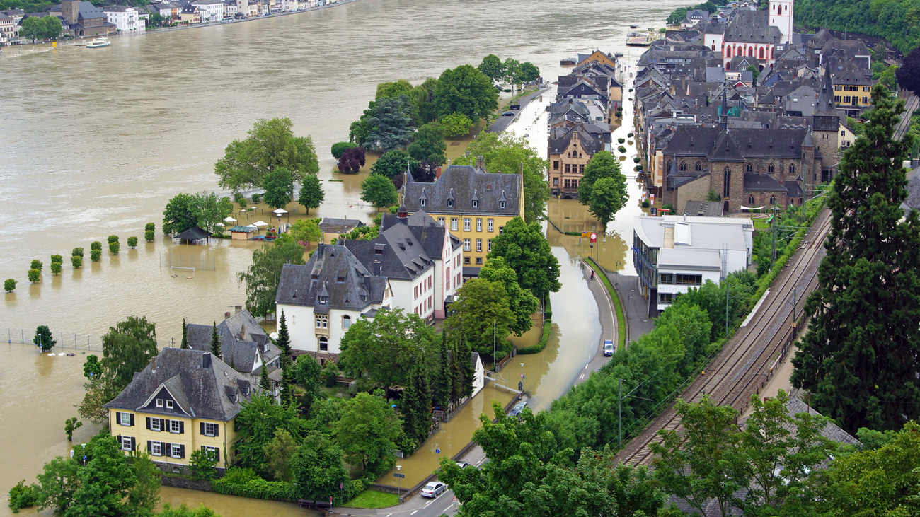 Overstromingen treffen gebouwen langs de westelijke oever van de rivier de Rijn in Sankt Goar in Duitsland in 2013.