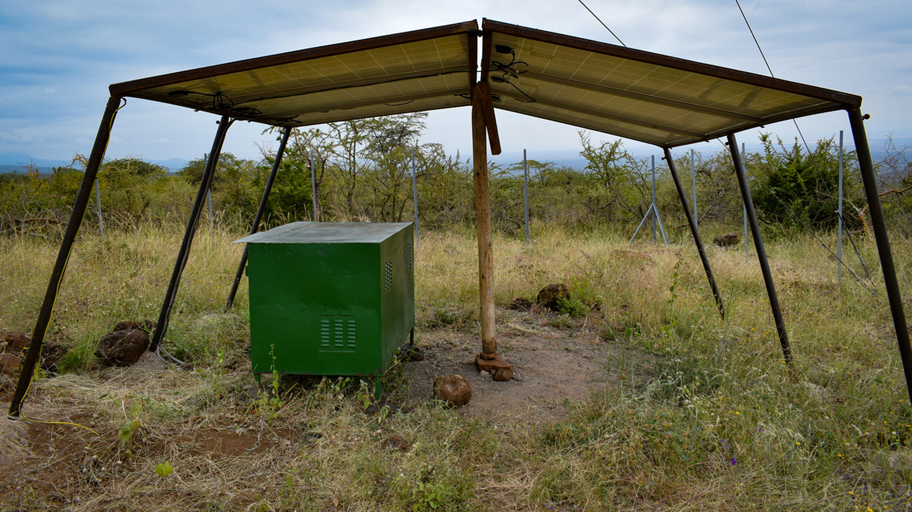 Un panneau solaire nouvellement installé repose sur une structure de support métallique à la base des écogardes communautaires à Isiruai, Zone de conservation de Kitenden, Ranch collectif Olgulului Ololarashi (OOGR), sur les terres communautaires d’Amboseli au Kenya en juin 2021.