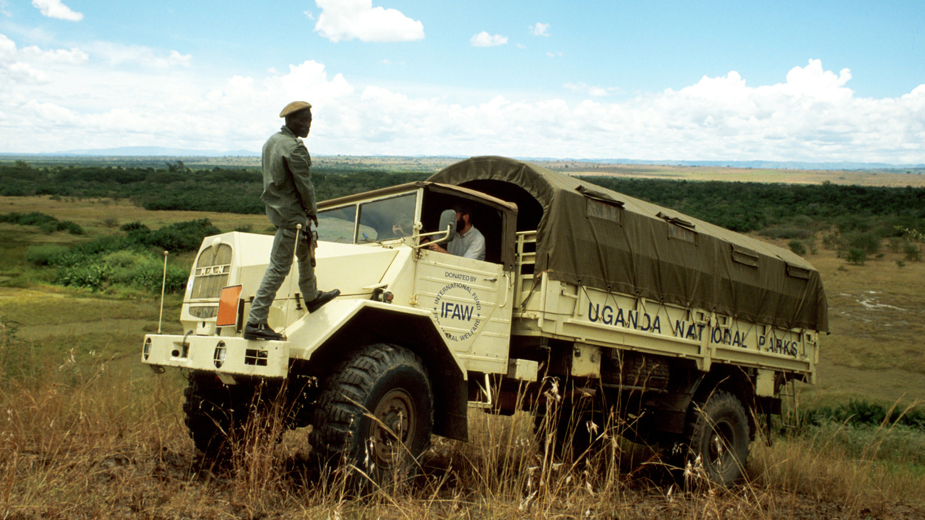 Un écogarde en patrouille dans le parc national Queen Elizabeth en Ouganda.