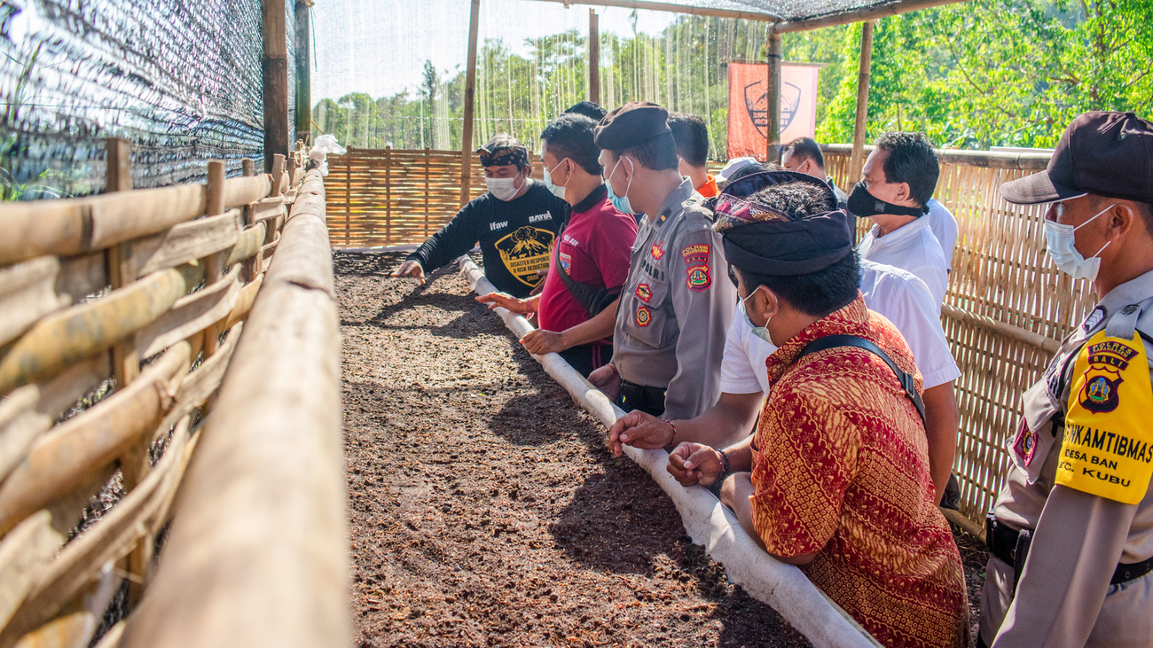 Vertegenwoordigers van Ban Village, Kubu Police en Kubu District luisteren naar een medewerker van het IFAW-BAWA Foundation over het Disaster Response & Risk Reduction programma.