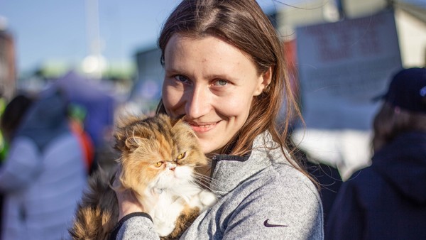 Die Entschlossenheit einer Frau, die aus der Ukraine geflohen und ihre Haustiere gerettet hat