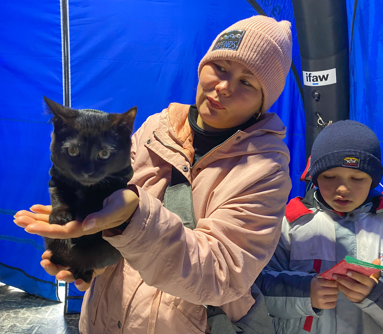 Irina met haar kat Graf. Irina kwam bij de IFAW-tent na een reis van twee dagen vanuit Melitopol, Oekraïne.