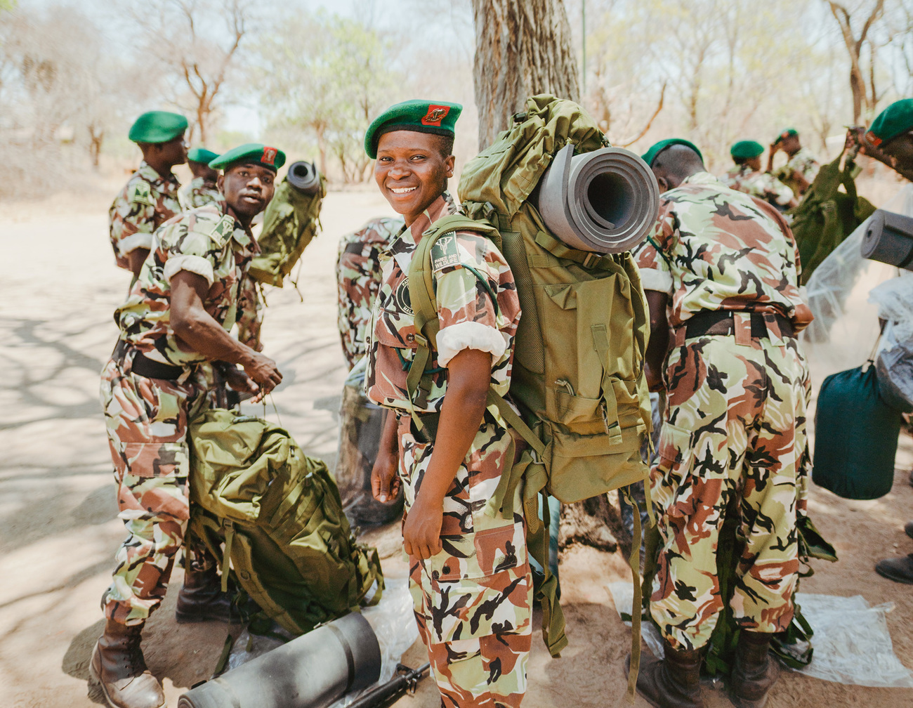 Rangers maken zich klaar voor een patrouille in Kasungu National Park in Malawi.