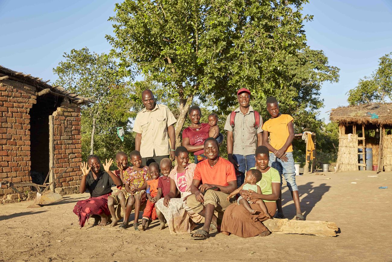 Smoke Phiri (rangée arrière, à l'extrême gauche) pose avec sa femme, leurs enfants et plusieurs petits-enfants, dans leur propriété de Mwase Mphangwe, en Zambie.