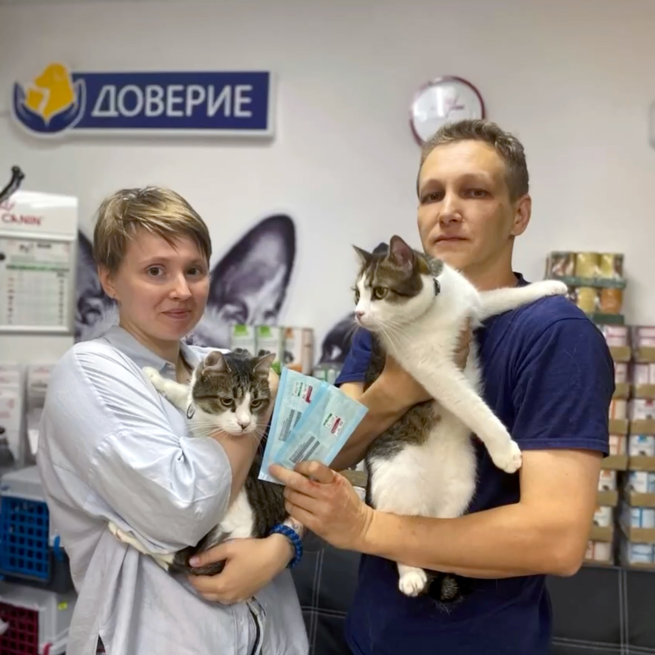 Twee Oekraïners houden hun katten in hun armen in een dierenkliniek.