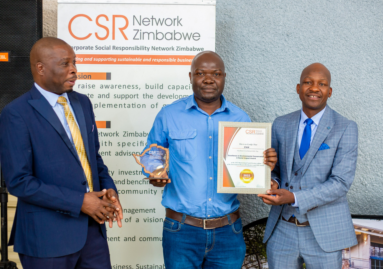 Luckmore Safuli met de IFAW Excellence in Environmental Conservation & Social Impact Award en bijbehorend certificaat van de 2022 Matebeleland North Province editie van de Environment Respoonsible Business en CSV awards.