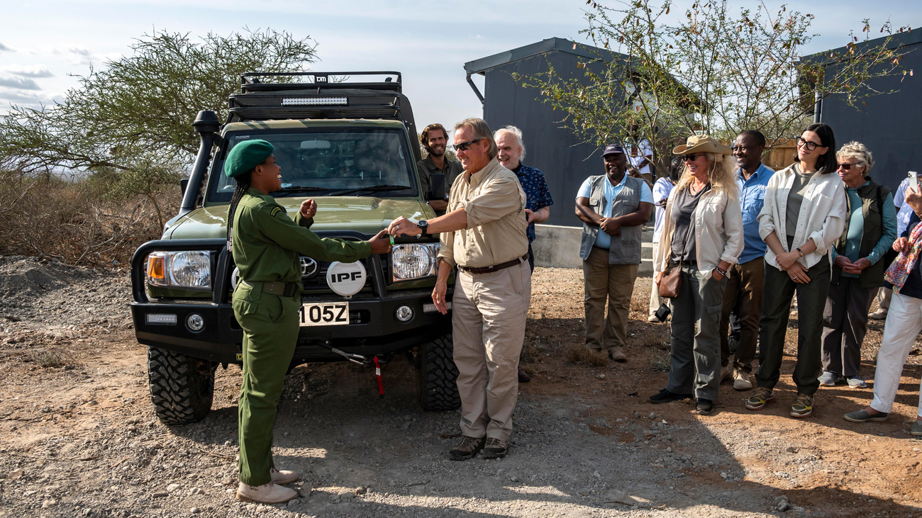 IFAW-bestuursvoorzitter Mark Beaudouin geeft een ranger van Team Lioness de sleutels van een nieuw voertuig.