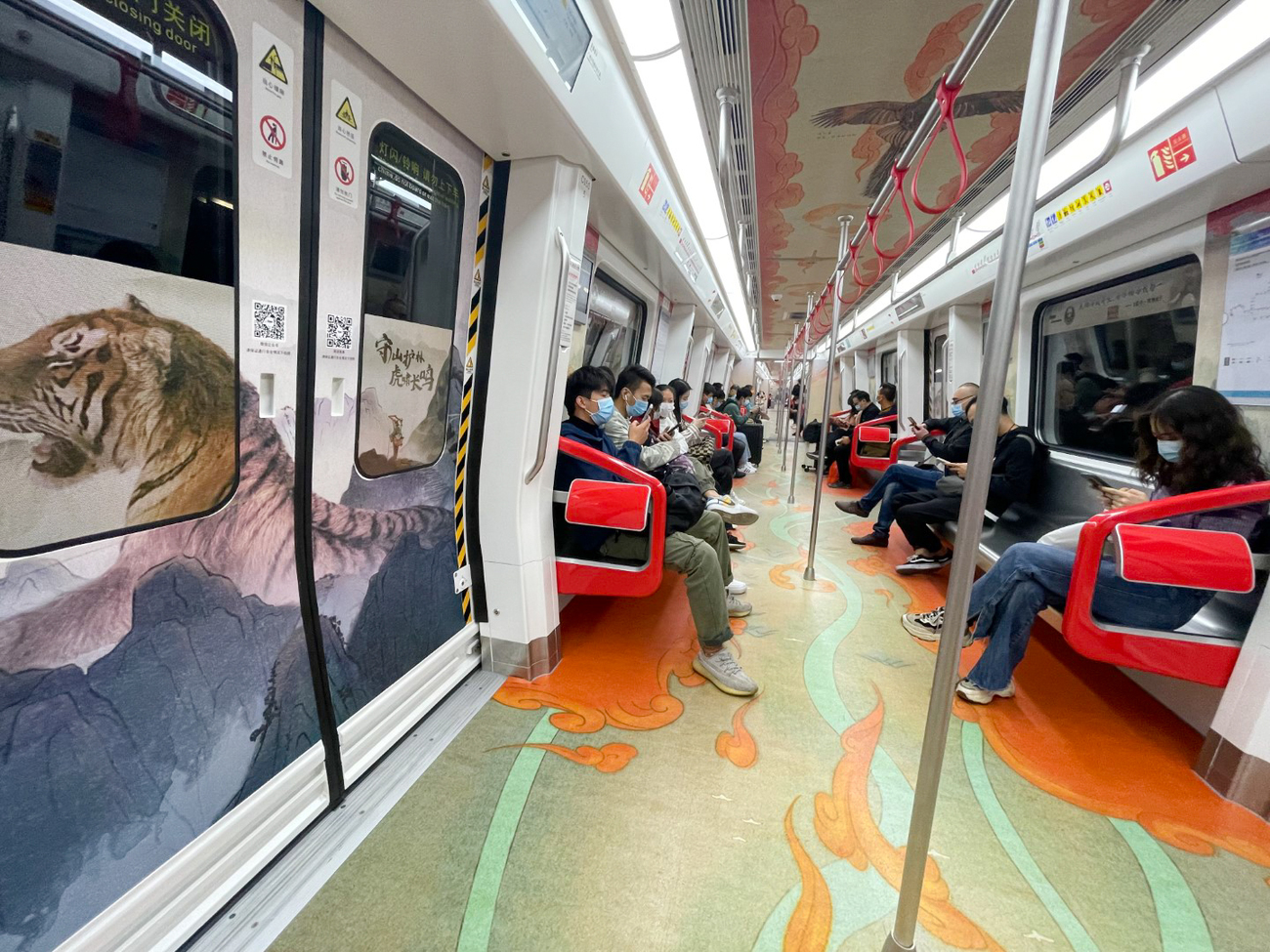 Metrolijn 2 in Guangzhou-Foshan: de passagiers zitten in een metro die volledig is gedecoreerd met ontwerpen van IFAW.