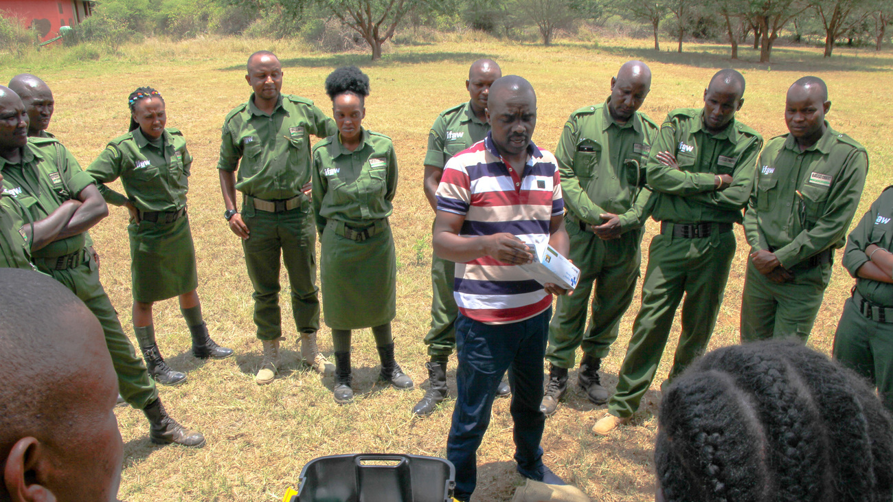 Olgulului Community Wildlife Rangers leren nieuwe vaardigheden om onderzoek naar wildlife crime te ondersteunen.