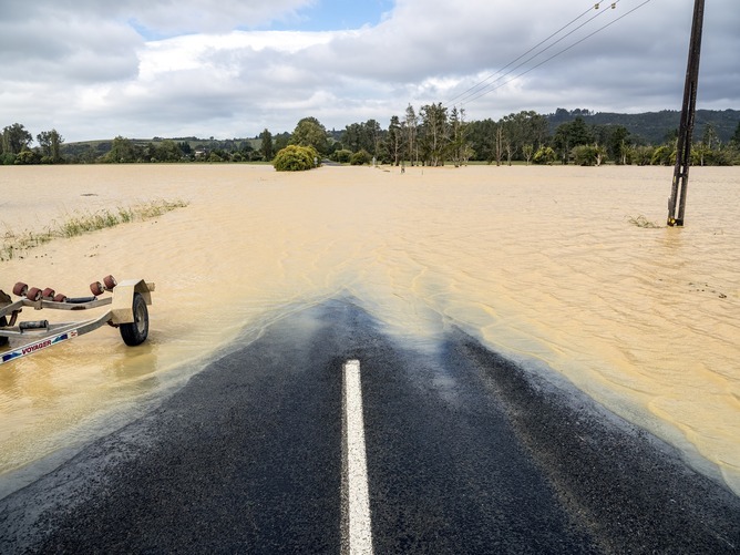 Overstroomde plattelandsweg tijdens orkaan Gabrielle. Auckland, Nieuw-Zeeland.