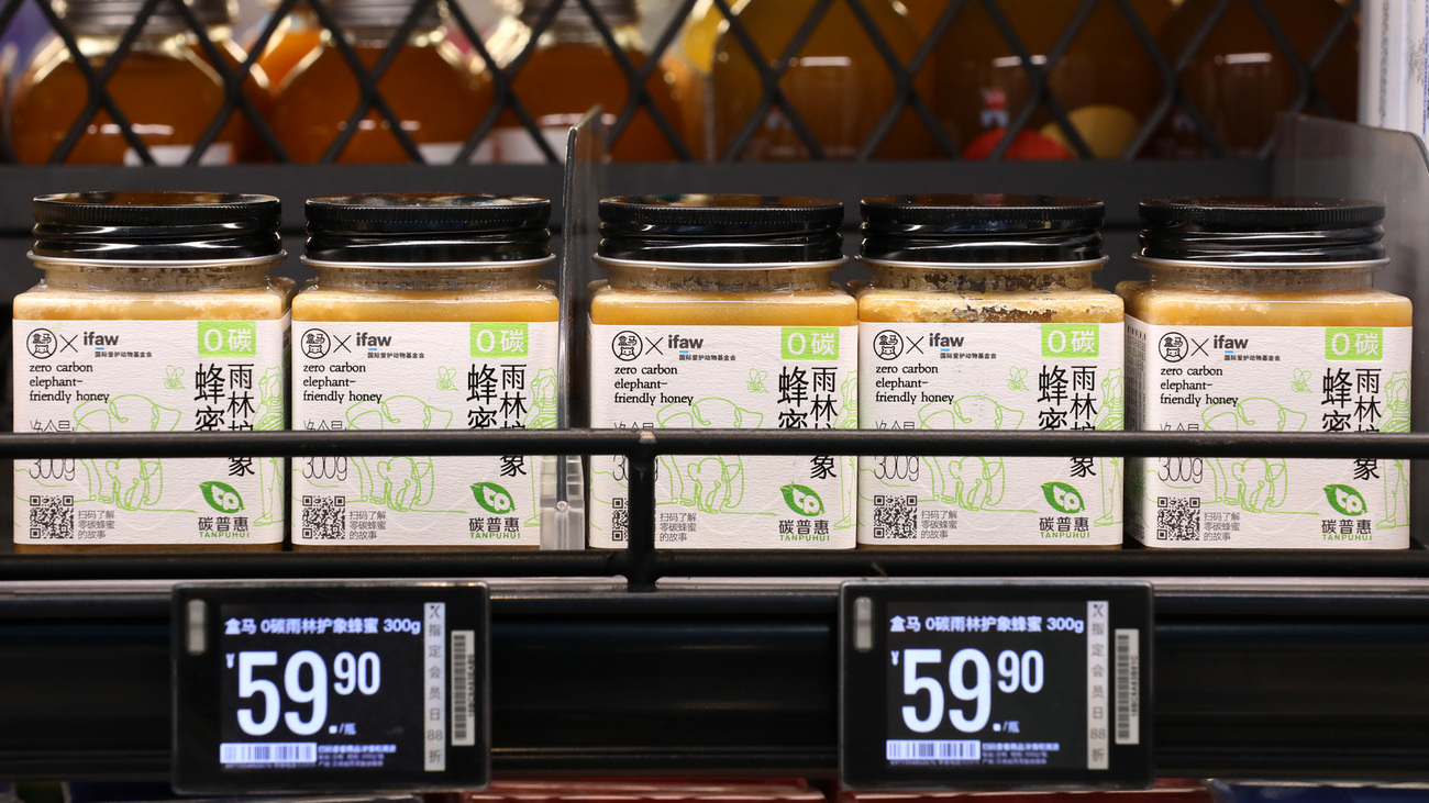 “Zero Carbon Elephant-Friendly Honey” produced by IFAW’s beekeeping project in Daotangqing village and co-launched with Hema (also known as Freshippo) on the shelves in Hema Fresh’s retail shop.