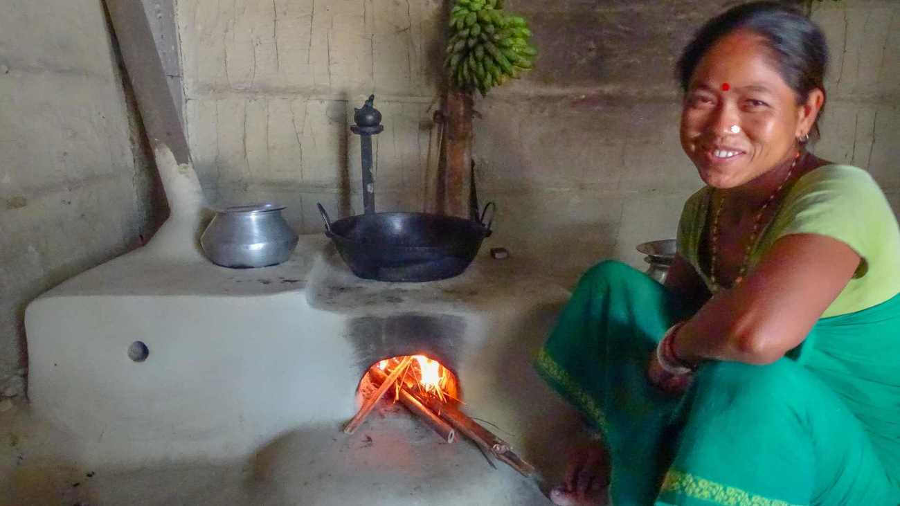 Eine Person neben einem verbesserten Herd in Indien.