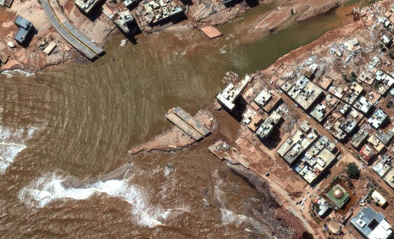 Satellitenbild der Küstenstraße nach Überschwemmungen in Darna, Libyen am 13. September 2023. 