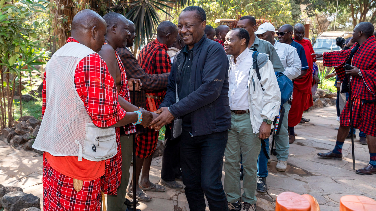 James Isiche, IFAW Director Africa, und andere Gäste werden während eines zweitägigen Treffens zum Thema Natur- und Artenschutz in Amboseli von lokalen Führungspersönlichkeiten empfangen. 