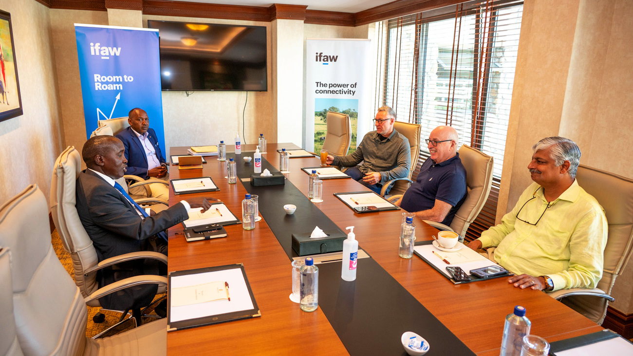 S.E. Joseph Ole Lenku, der Gouverneur von Kajiado County, unterhält sich mit der IFAW-Delegation während eines Runden Tisches zum Thema „Room to Roam in the Southern Rangelands of Kenya“. 