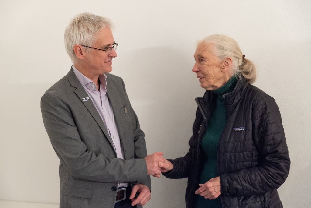 Zwei Personen geben sich die Hände: IFAWs Robert Kless und Jane Goodall.