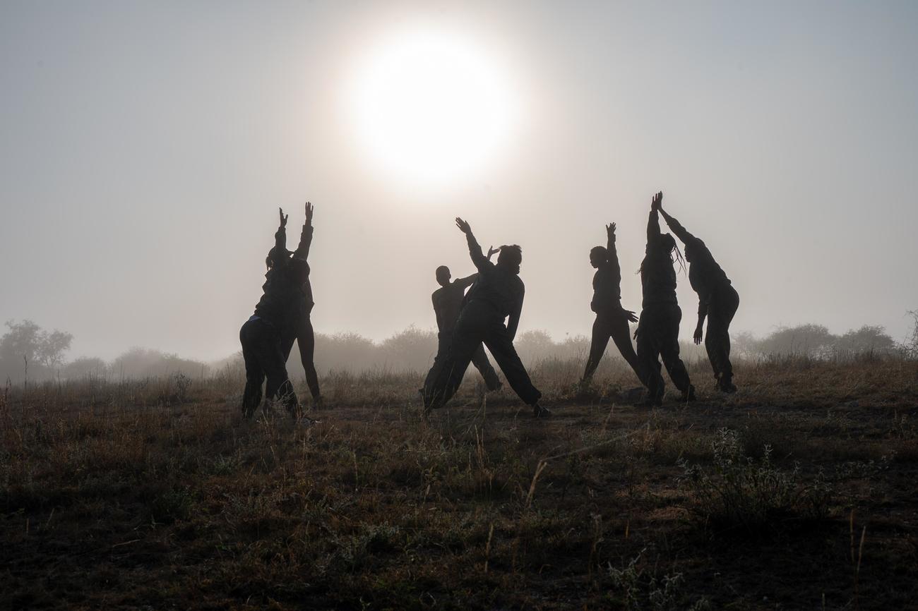 IFAW ambassadeur Nicolette Kluijver traint in de vroege ochtend samen met Team Lioness in Kenia.