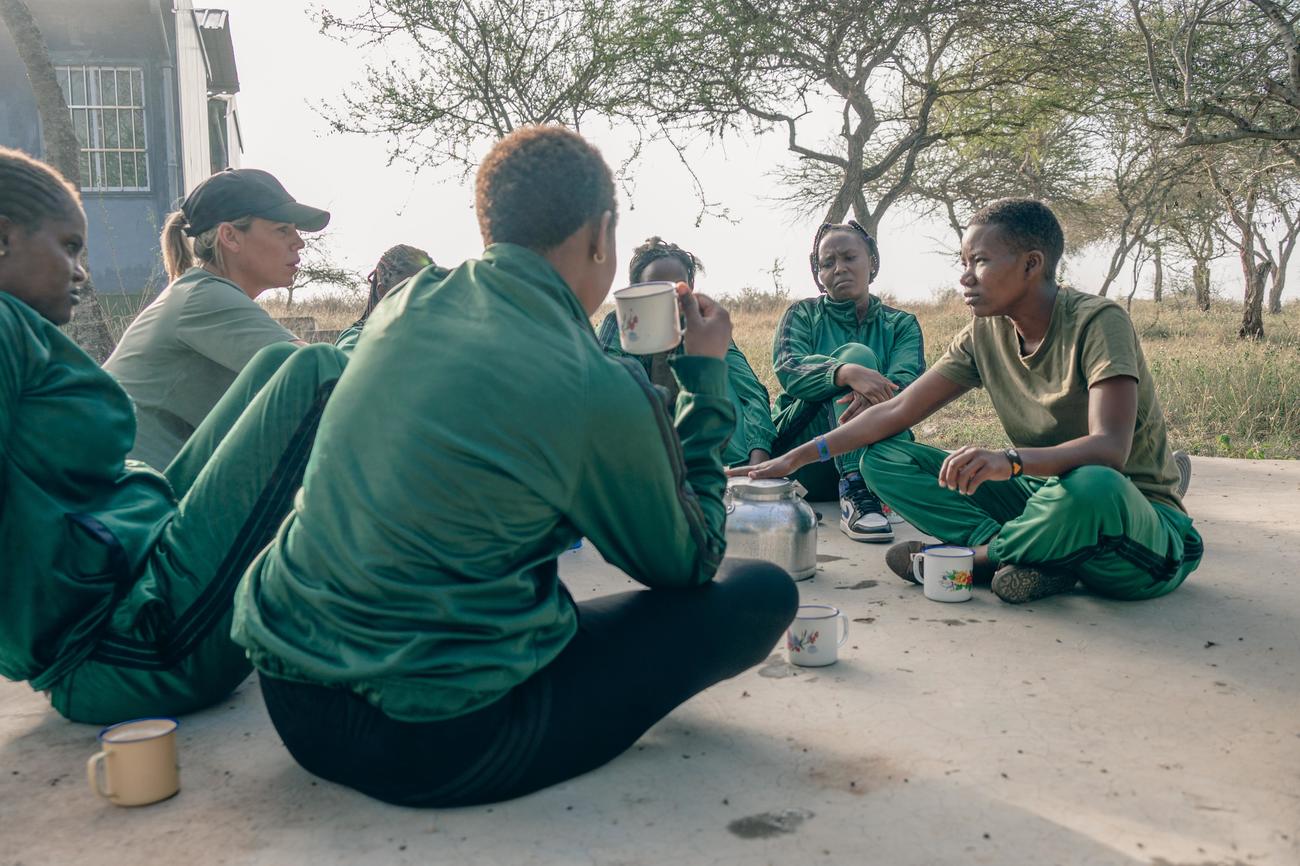 IFAW ambassadeur Nicolette Kluijver praat met Team Lioness over hun rol als wildlife ranger en als vrouw.