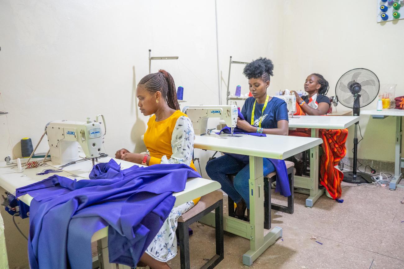 Vrouwen aan het werk bij het Jenga Mama fashion house in Kimana, Kenia.