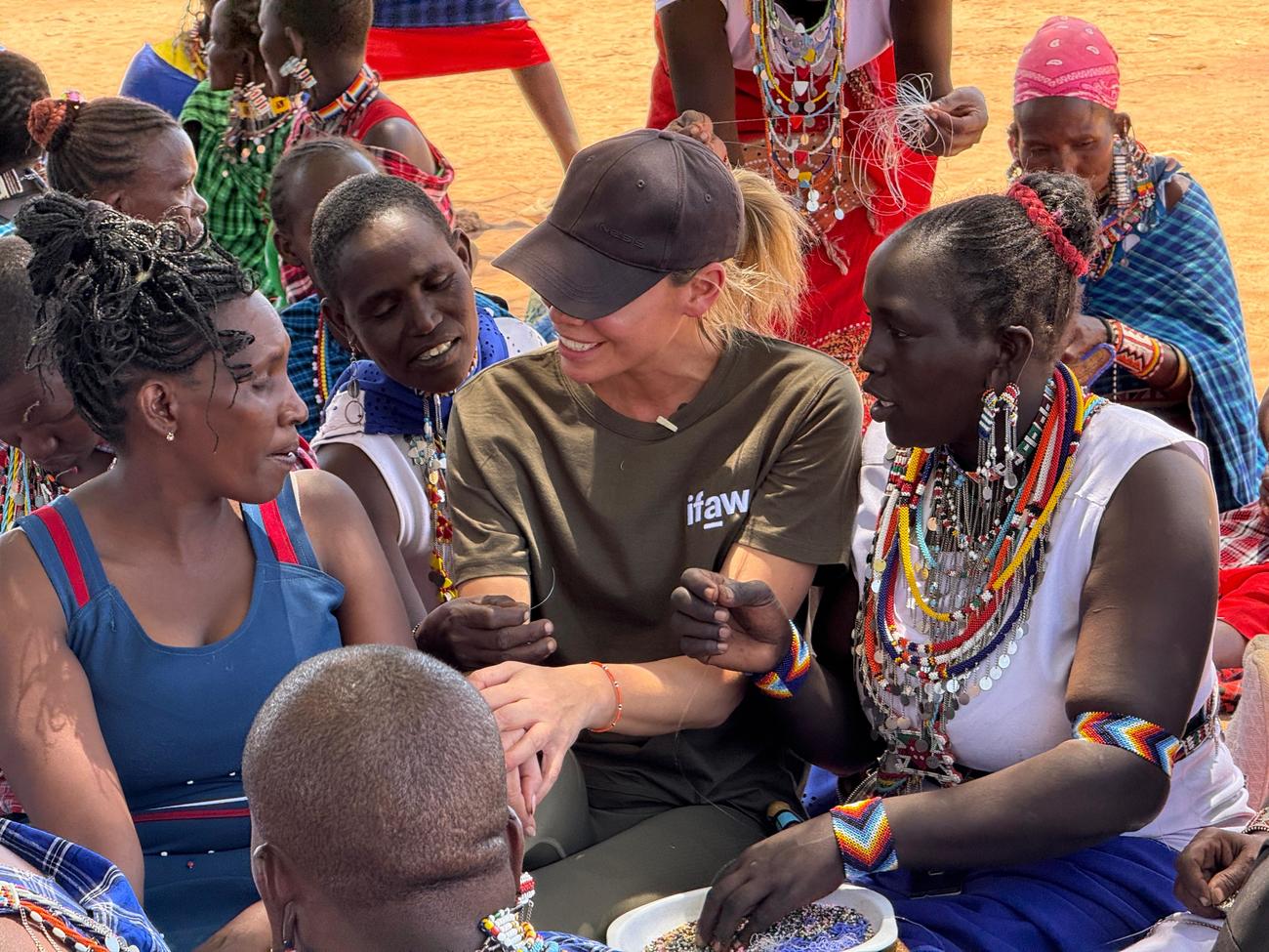 IFAW ambassadeur Nicolette Kluijver in gesprek met Maasai vrouwen van het Inua Kijiji project in Kenia.