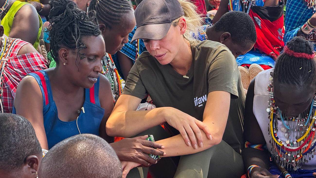 IFAW-ambassadeur Nicolette Kluijver op bezoek bij het Inua Kijiji-project waar vrouwen worden geholpen om met hun kralenwerk op een duurzame manier geld te verdienen en een rol te kunnen spelen in de bescherming van wilde dieren en natuurgebieden in Kenia.