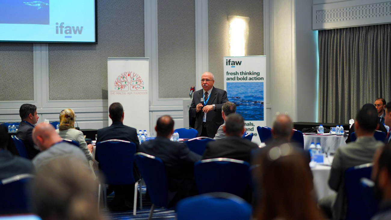 IFAW’s Akram Eissa Darwich presents at an IFAW-organized workshop in Jordan.