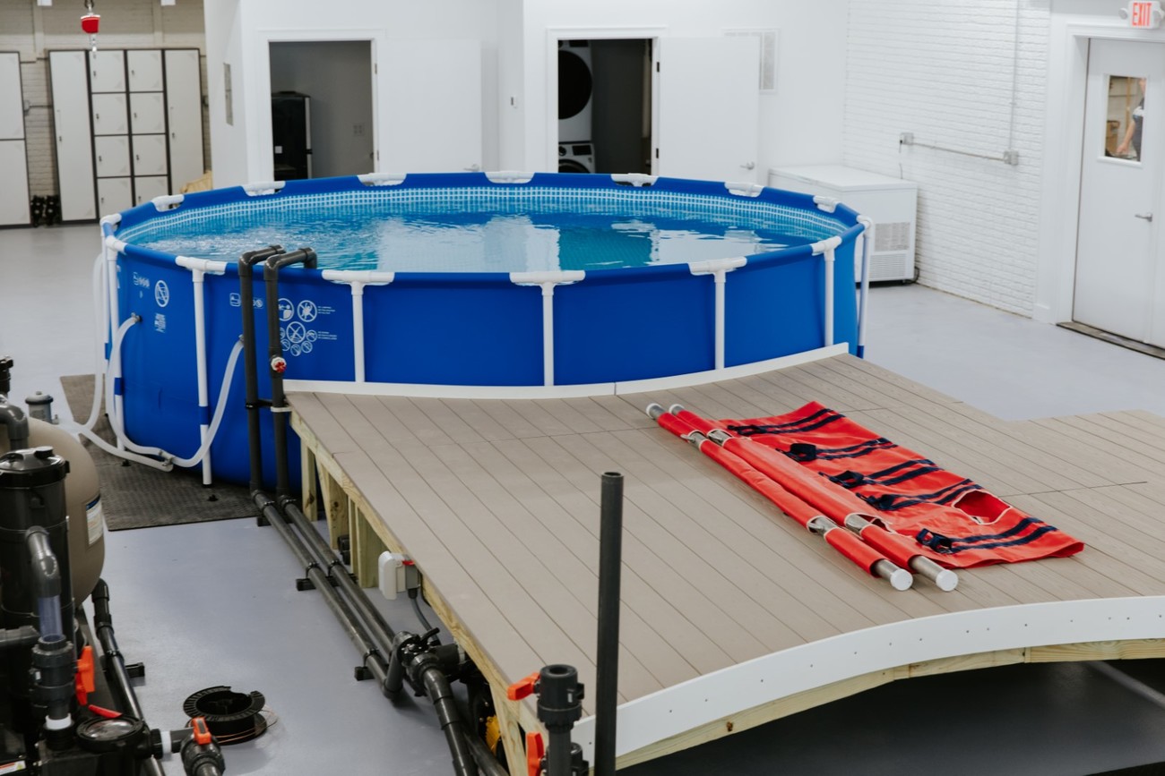 Een van de Cetacean Intensive Care Unit (CICU) zwembaden in het Dolphin Rescue Center op Cape Cod (VS).