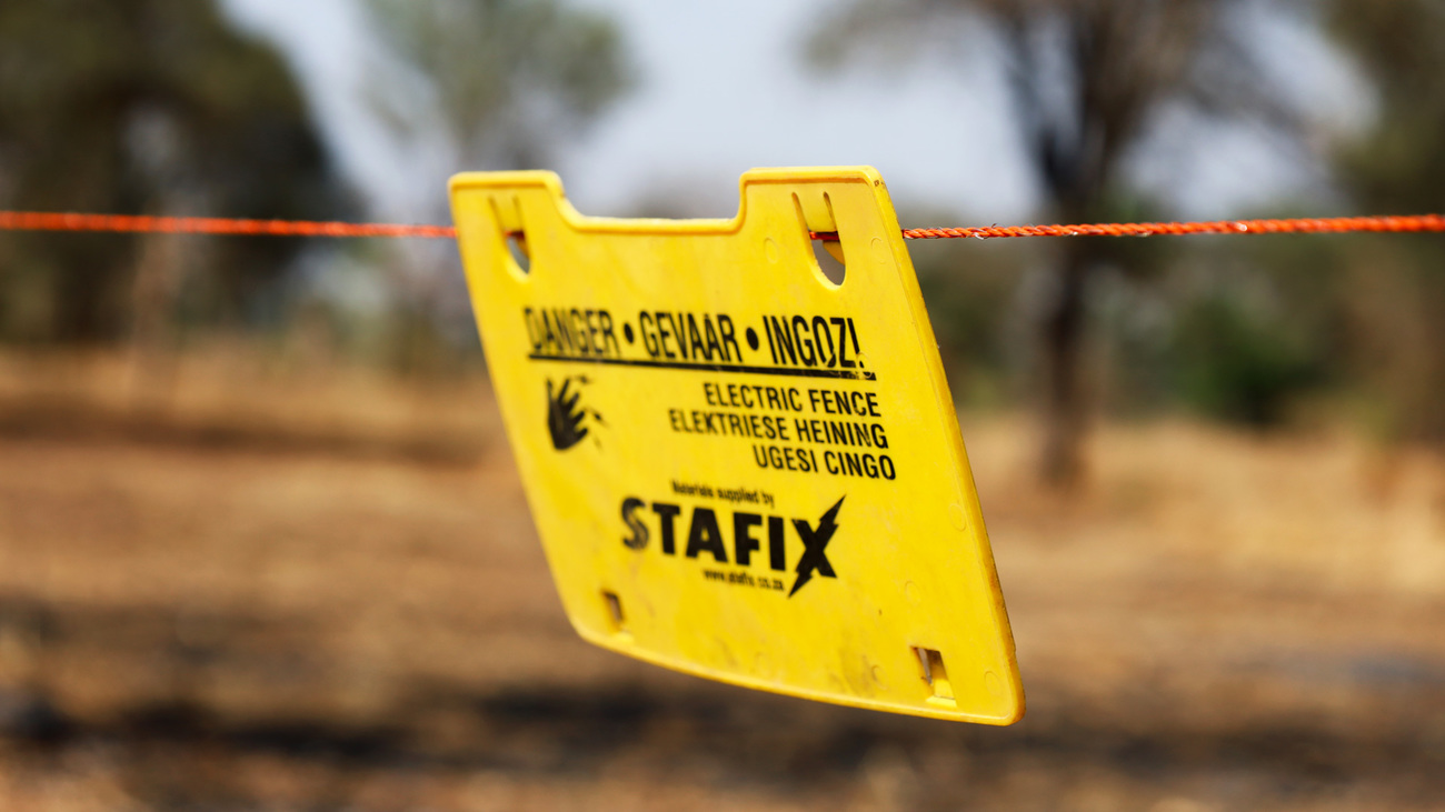 A mobile poly-wire electric fence to safeguard the communal fields from crop-raiding animals