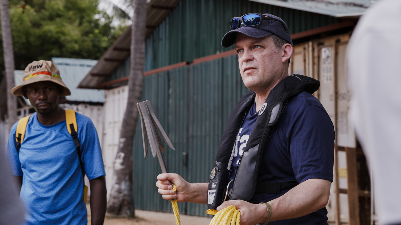 IFAW’s Brian Sharp with a grapple during the Marine Mammal Rescue training in Watamu, Kenya. Photo: Michael Zomer / © IFAW