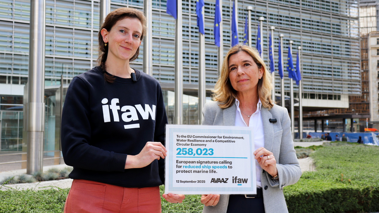 Leden van IFAW’s Blue Speeds-team bij het Berlaymontgebouw met de symbolische cheque van de petitie-overhandiging.