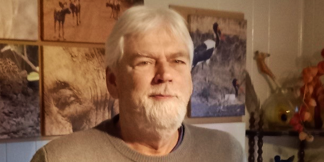 Dick Wilhelm in zijn huiskamer.