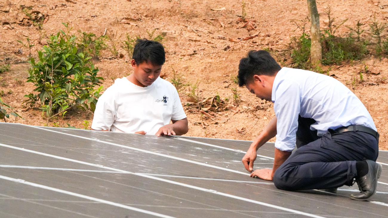 Electricians repair and replace solar panels damaged by hailstones in Daotangqing Community.
