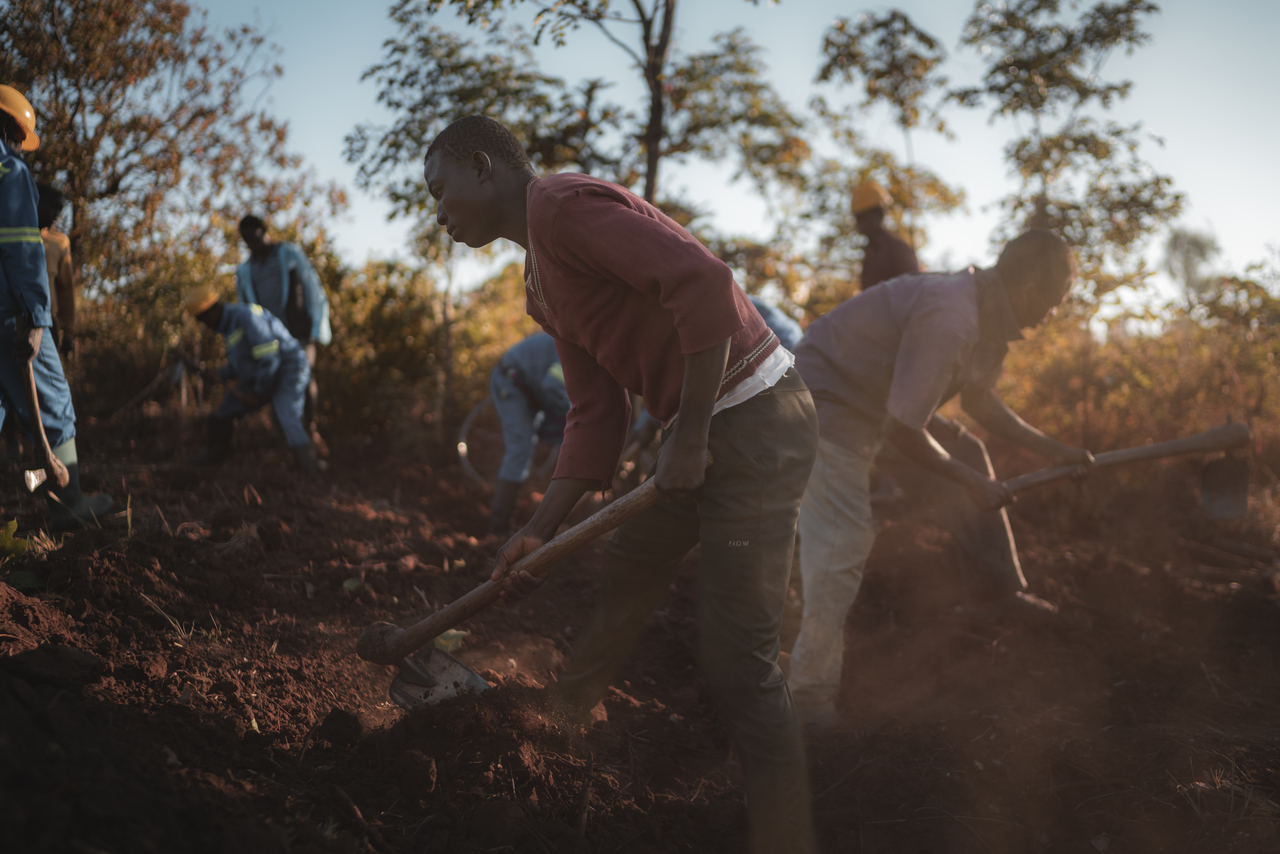 As part of our work to combat wildlife crime in the Malawi-Zambia landscape, along with partner government departments in the two countries, we prevent human-wildlife conflict, poaching, and encroachment into the protected areas in this conservation corridor. This includes the construction of a 130-kilometre fence along the boundary of Kasungu National Park, which helps keep wildlife in the park and nearby communities safe. 