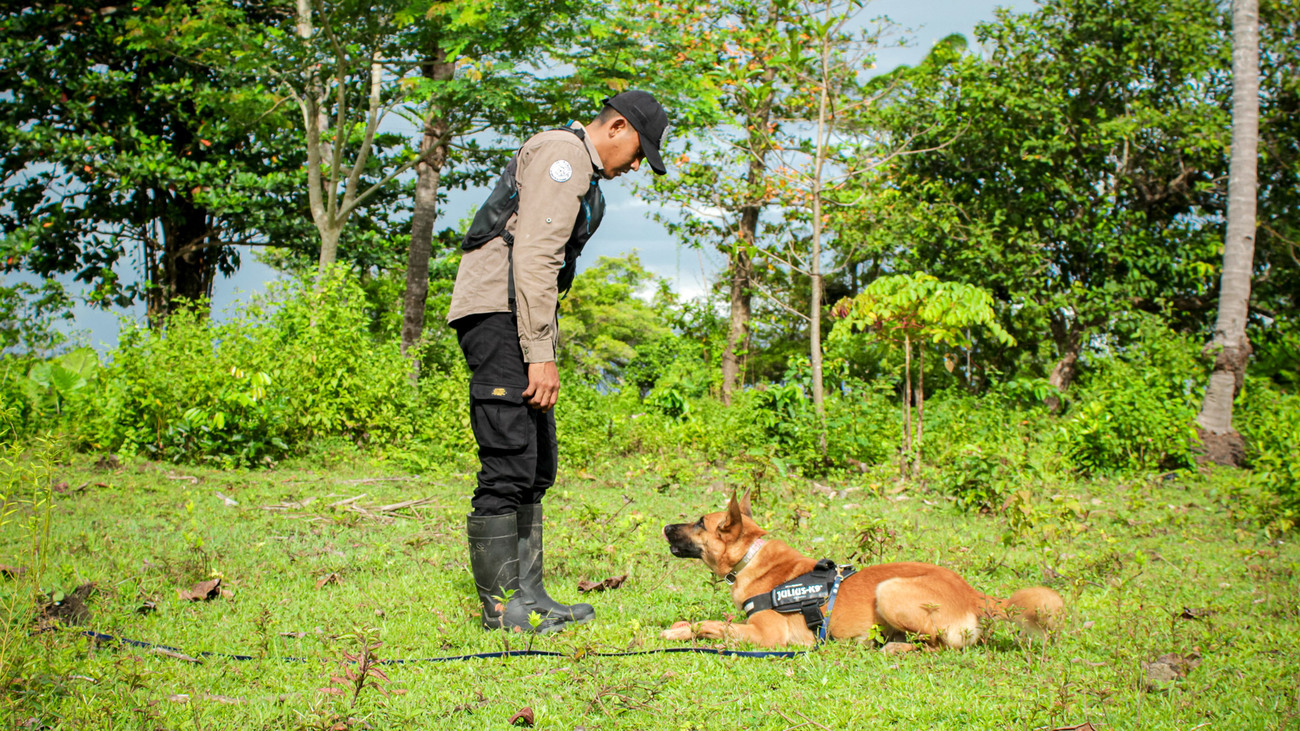 One of the handlers with Jasper from the IFAW-JAAN K9 Unit.