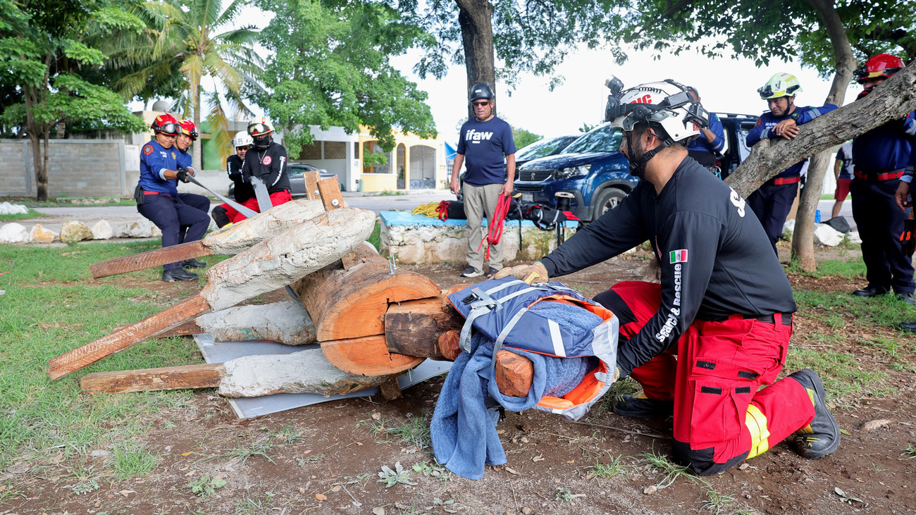 Participants take part in IFAW’s animal Disaster Response training in Mérida, Mexico.